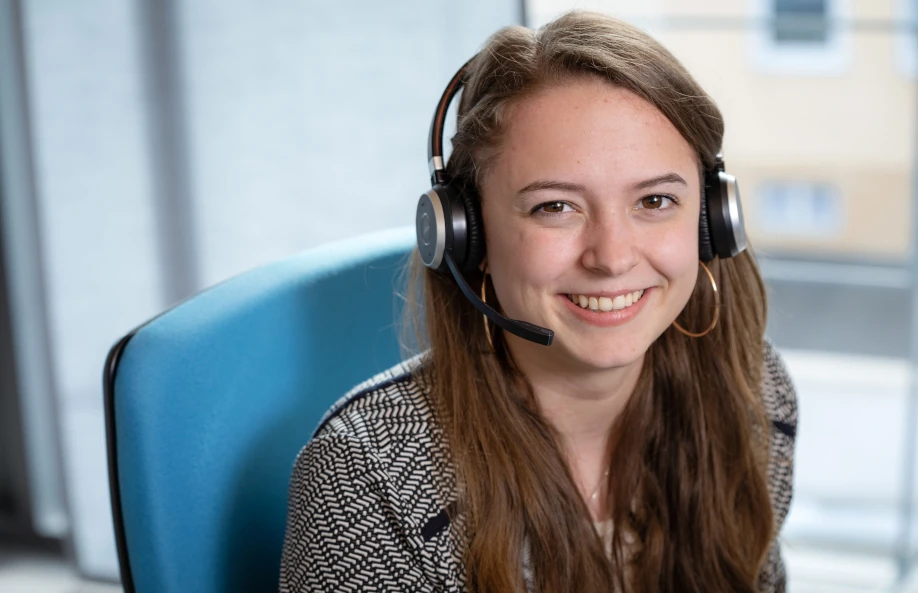 Foto Mitarbeiterin am Telefon