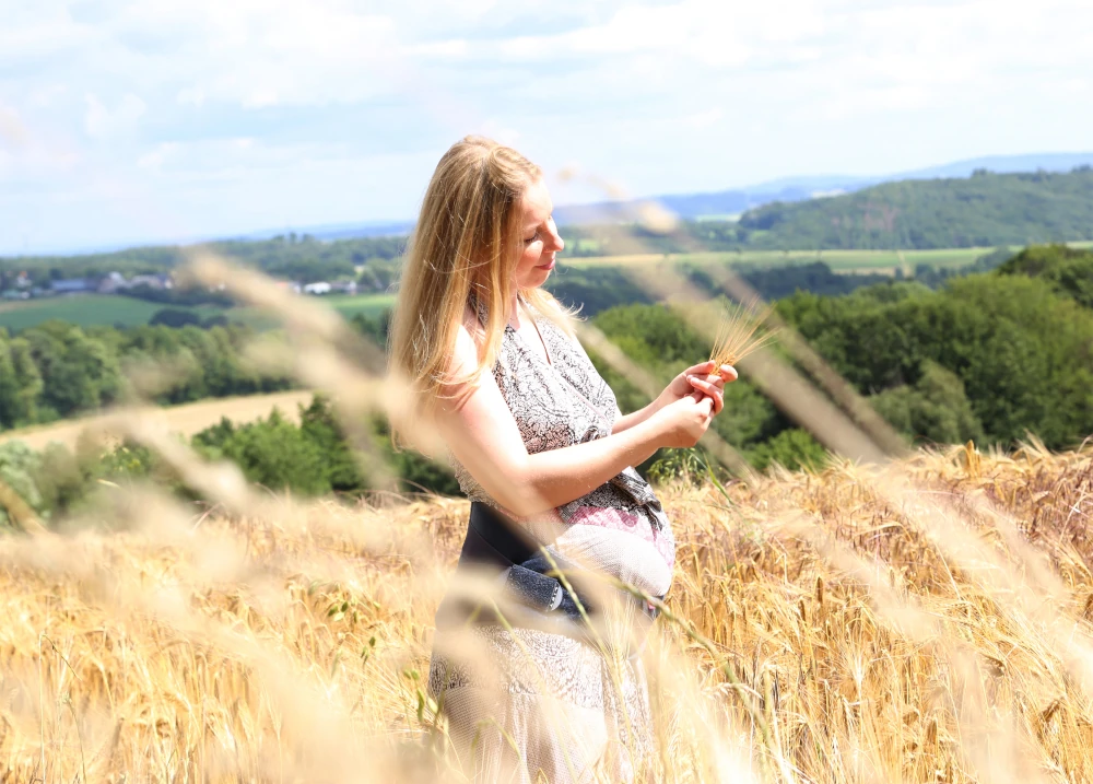 Schwangere Frau mit Orthese im Feld